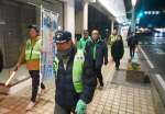 繁華街をパトロールする鹿屋市の防犯協会メンバーら＝２４日、鹿屋市本町