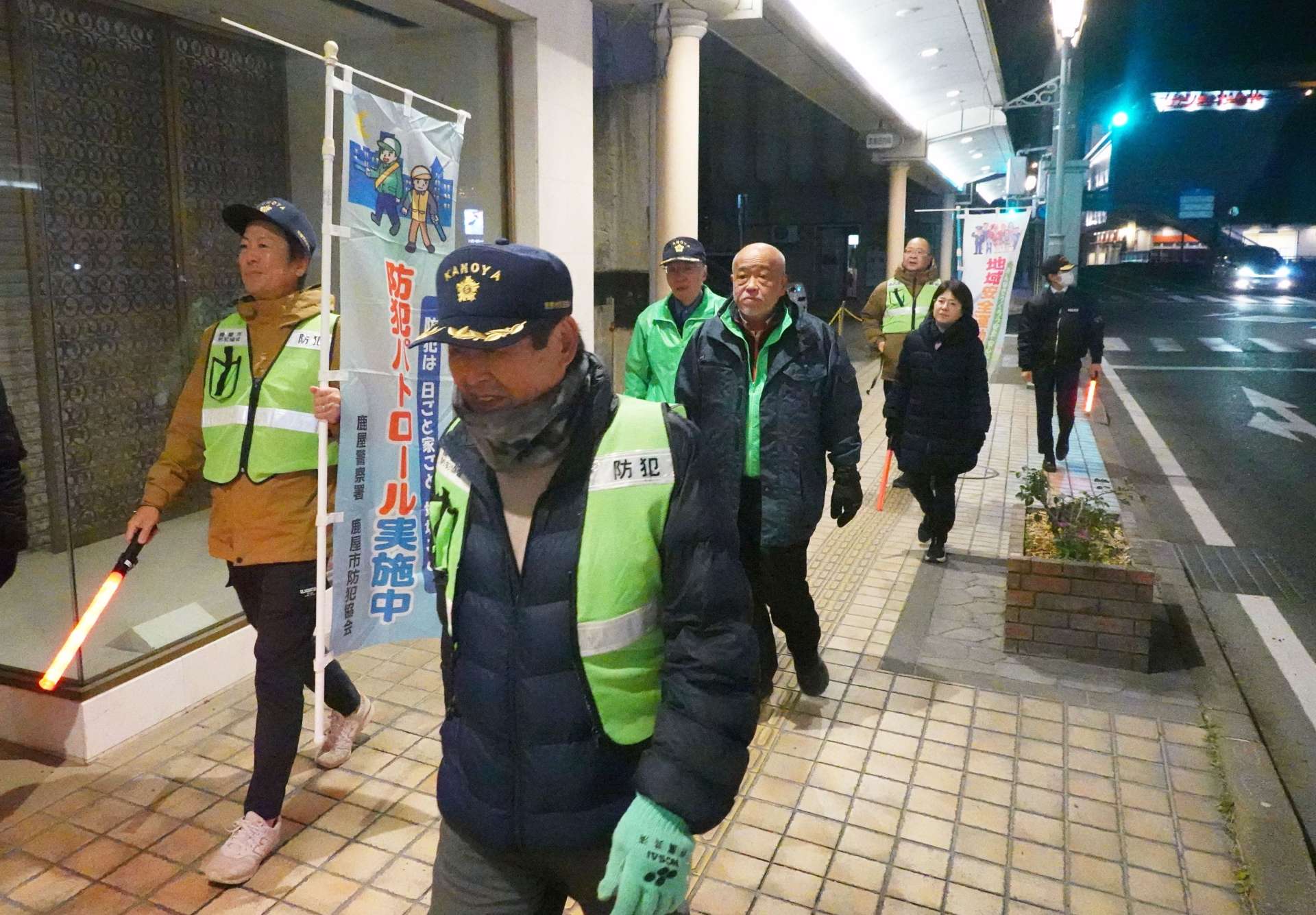 繁華街をパトロールする鹿屋市の防犯協会メンバーら＝２４日、鹿屋市本町