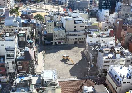 〈ビルの上層階から撮影〉ビジネスホテル建設が予定されるエンパイヤビル跡地＝１９日、鹿児島市千日町