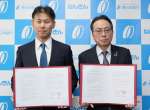 連携協定を結んだ南日本銀行の田中暁爾頭取（右）と工業所有権情報・研修館の石丸昌平知財活用支援センター長＝２５日、鹿児島市山下町の南日本銀行本社