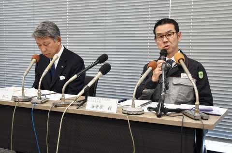列車の運転再開の見通しを説明するＪＲ九州の海老原毅鹿児島支社長（右）ら＝２５日、鹿児島市の同支社