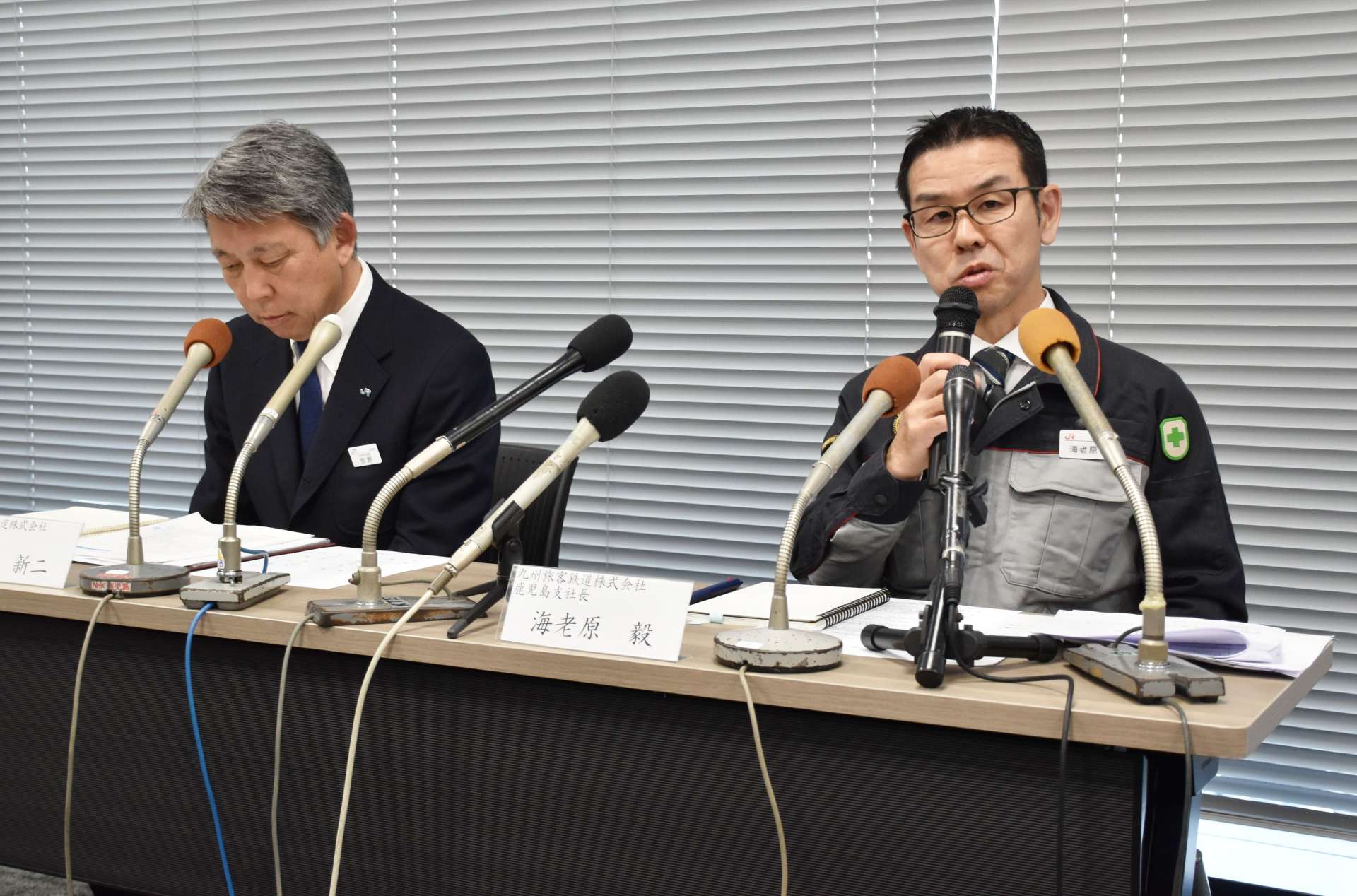 列車の運転再開の見通しを説明するＪＲ九州の海老原毅鹿児島支社長（右）ら＝２５日、鹿児島市の同支社