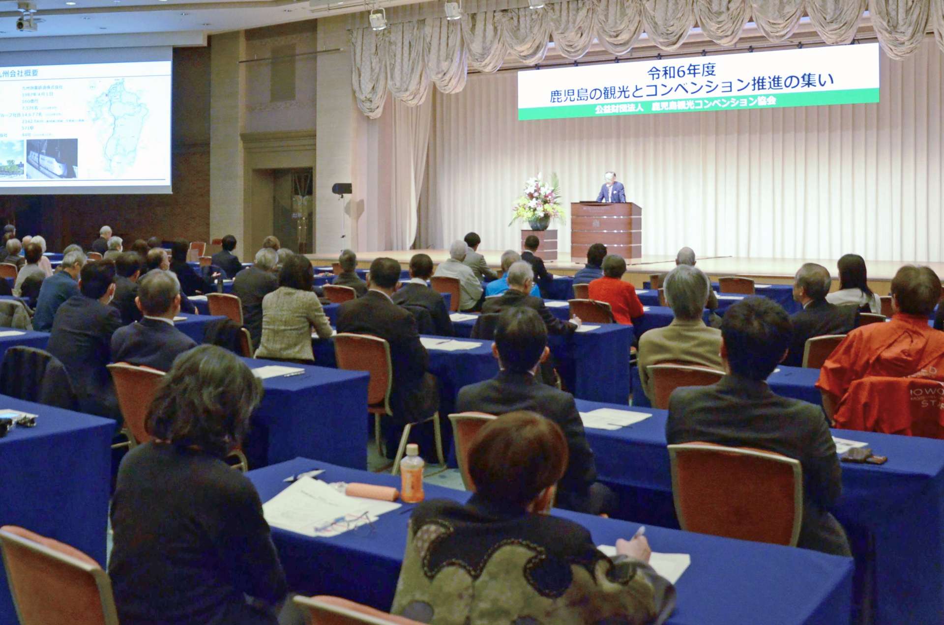 ＪＲ九州の青柳俊彦会長の講演に耳を傾ける参加者＝２５日、鹿児島市の城山ホテル鹿児島