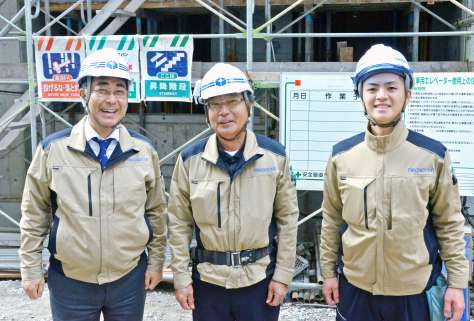 おそろいのユニホームに身を包む岩田組の岩田三千男社長（左）ら＝鹿児島市