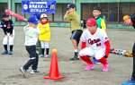 児童のバッティングを指導する羽月隆太郎選手＝小林市南西方