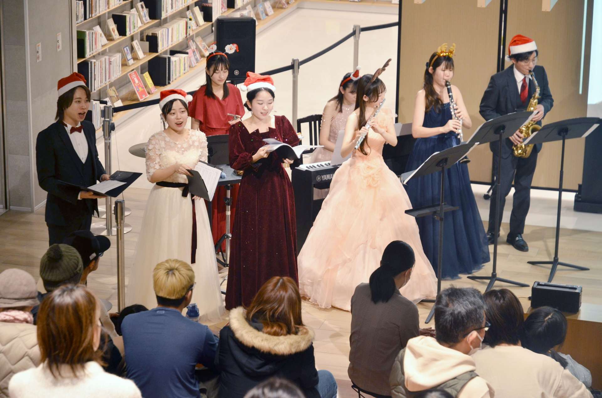 曲を披露する「音色のとびら」のメンバー＝鹿児島市立天文館図書館
