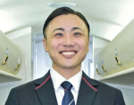 日本エアコミューターで初の男性ＣＡとなった本橋献人さん＝霧島市