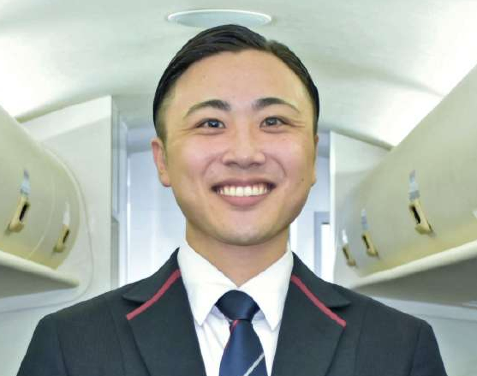 日本エアコミューターで初の男性ＣＡとなった本橋献人さん＝霧島市