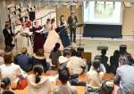 曲を披露する「音色のとびら」のメンバー＝鹿児島市立天文館図書館