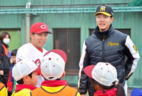 〈関連〉児童らと交流する小幡竜平（右）と羽月隆太郎の両選手＝小林市の小林総合運動公園野球場
