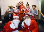 サンタクロースと記念写真を撮る子どもたち＝２４日、さつま町山崎