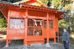 きれいに塗り直され、輝きを取り戻した諏訪神社＝伊佐市大口小木原