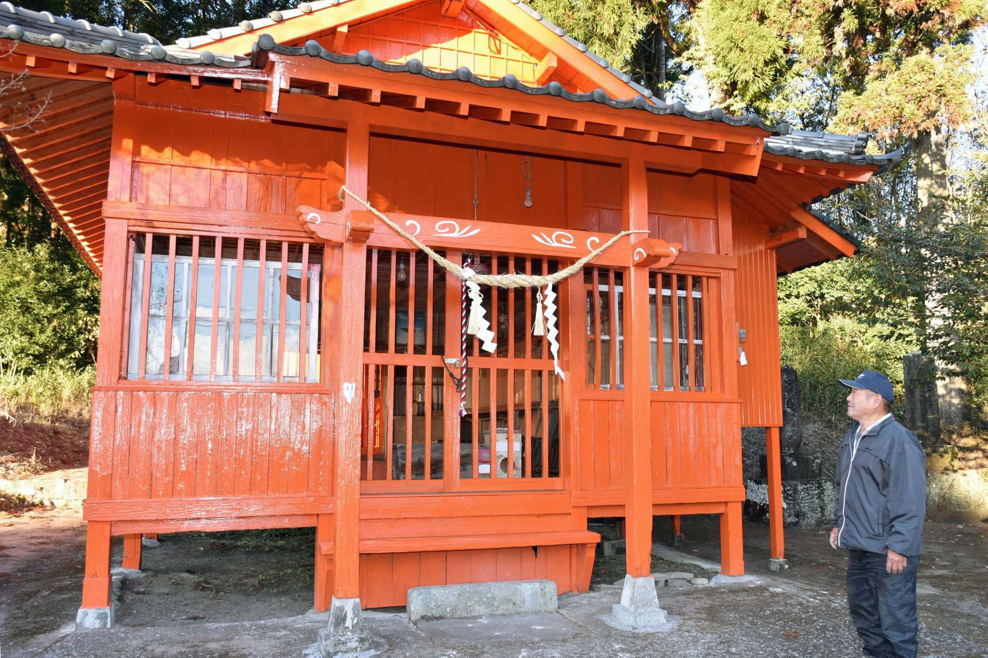 きれいに塗り直され、輝きを取り戻した諏訪神社＝伊佐市大口小木原