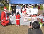 大学生らと写真撮影を楽しむ来場者＝２５日、南九州市頴娃の番所鼻自然公園