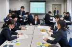 模擬税務調査に挑戦する学生ら＝２０日、鹿児島市の鹿児島税務署
