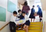引っ越し準備に精を出す児童ら＝さつま町求名