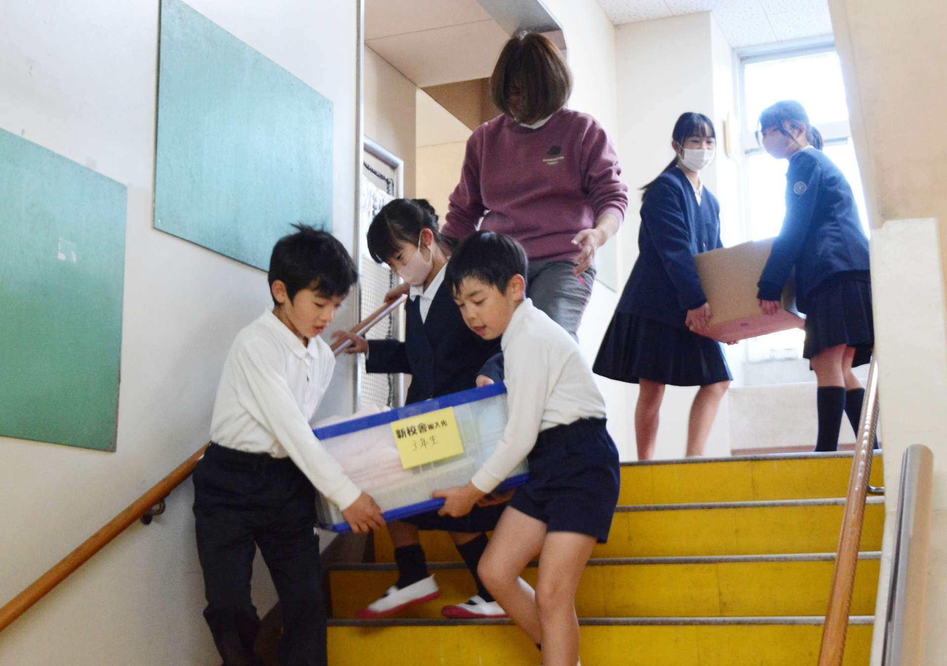 引っ越し準備に精を出す児童ら＝さつま町求名