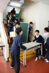引っ越し準備に追われる児童ら＝さつま町求名