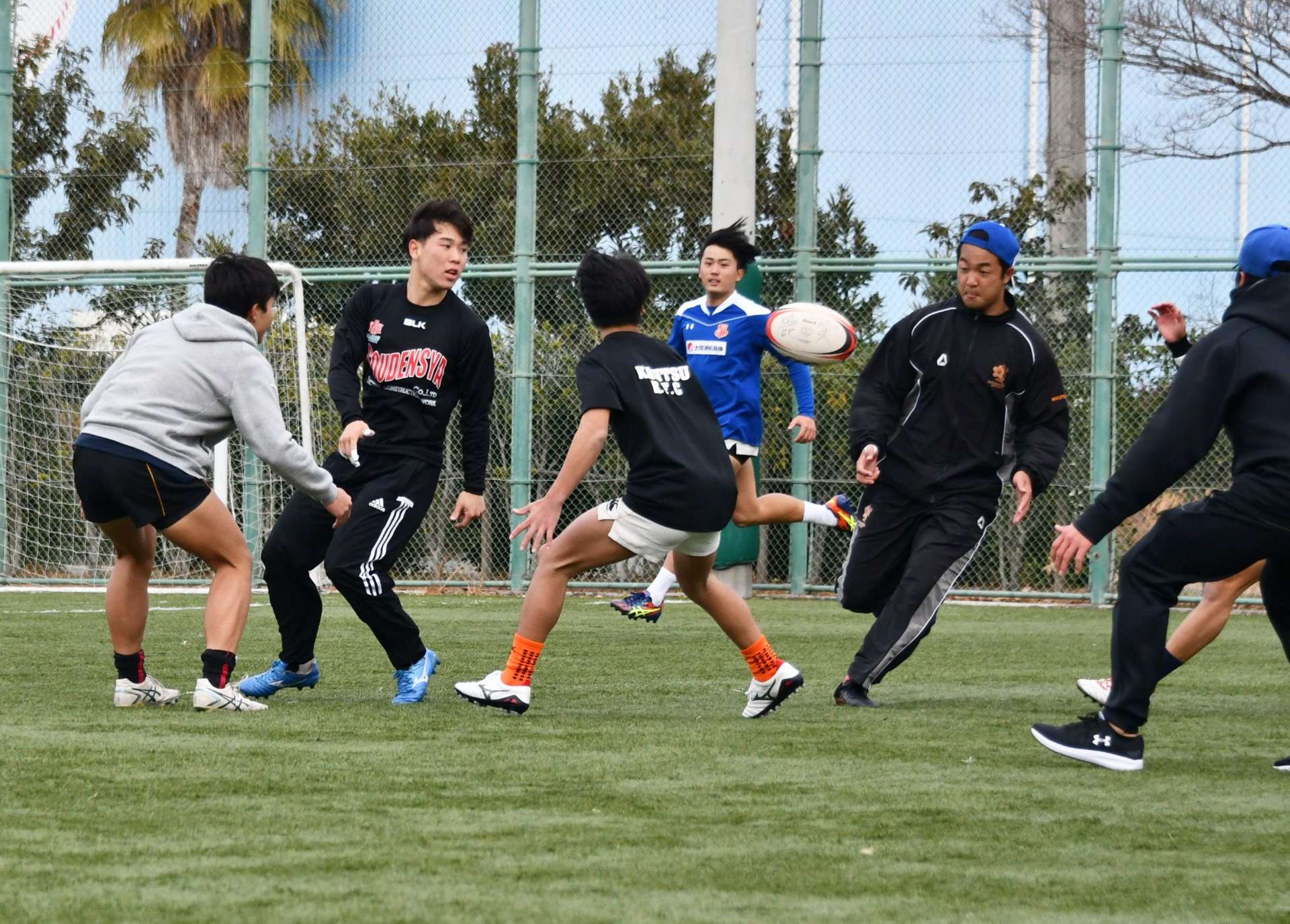 攻守に分かれて動きを確認する鹿実フィフティーン＝ミズノスポーツプラザ舞洲