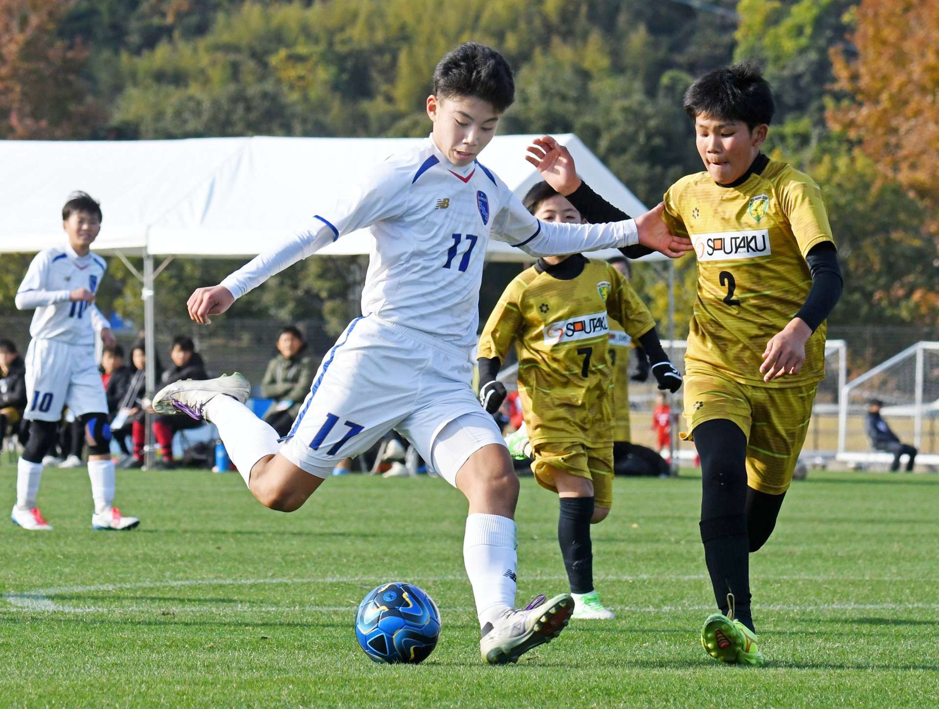 オオタ戦でシュートを放つソレッソ鹿児島の谷山＝ふれあいスポーツランド
