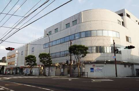 ギフトショップ化する日南山形屋（山形屋提供）