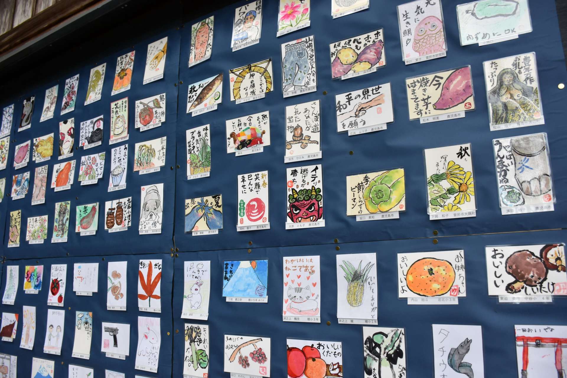 壁に掲示された絵手紙の数々＝曽於市末吉の檍神社