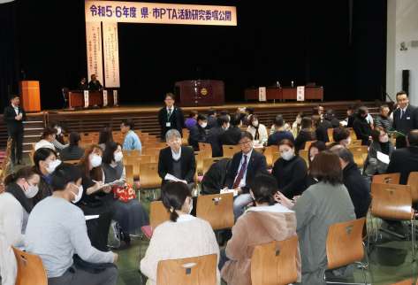 ＰＴＡ活動について情報交換する各校の役員ら＝７日、鹿児島市中央公民館