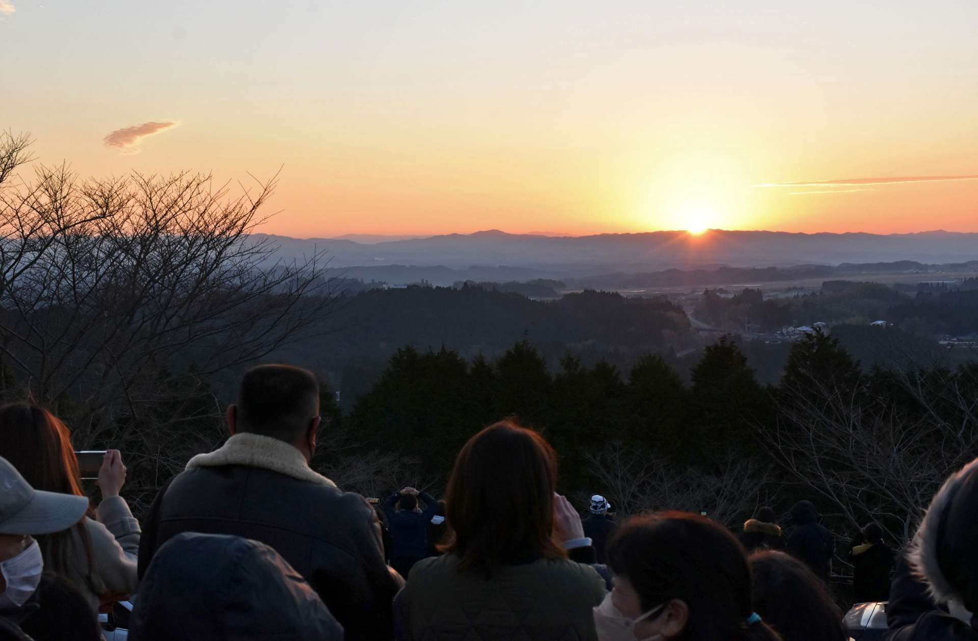 〈資料写真〉２０２３年１月１日、初日の出を見つめる人たち＝霧島市溝辺町麓