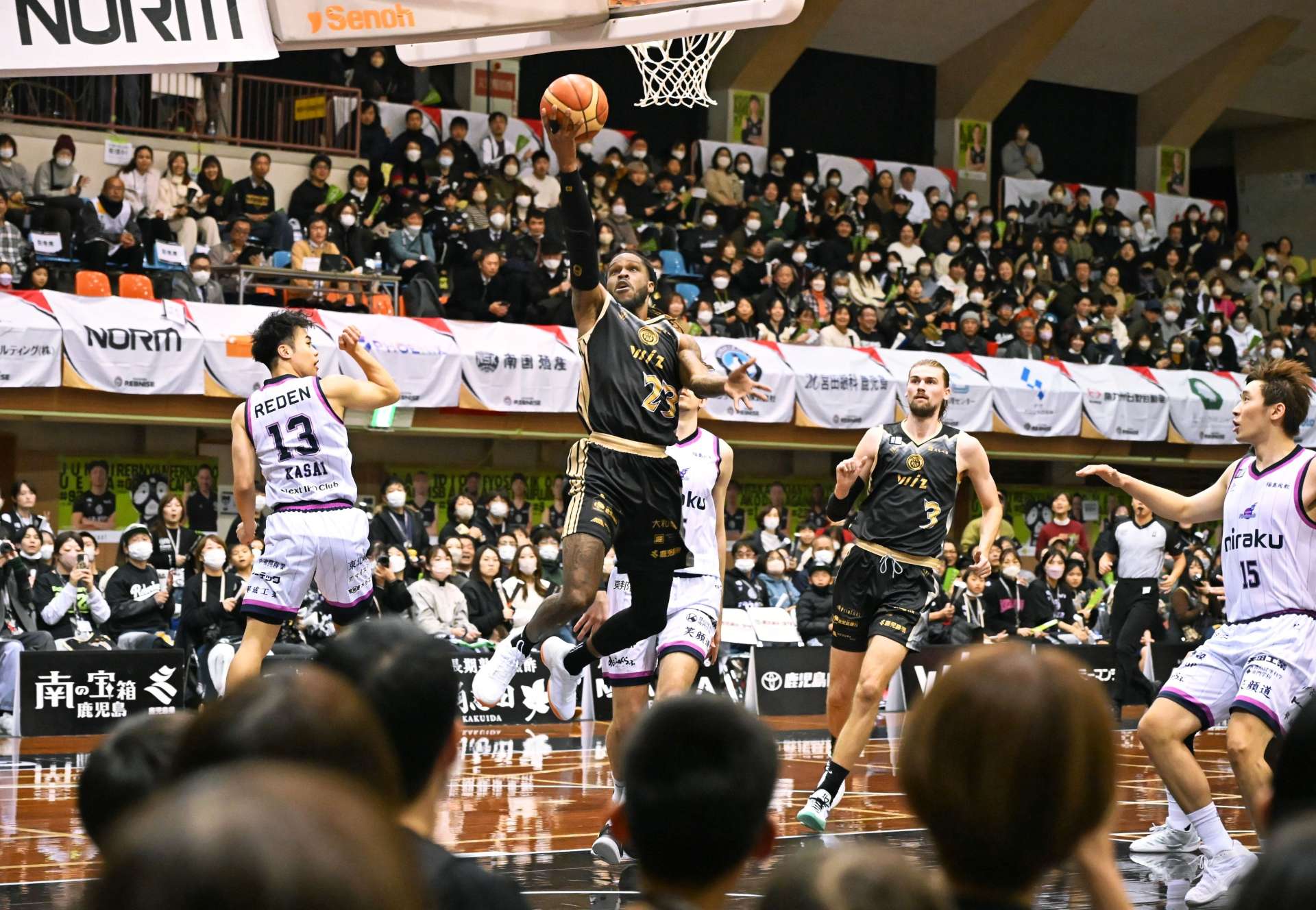 第１クオーター、レブナイズのゲインズがシュートを決める＝県体育館