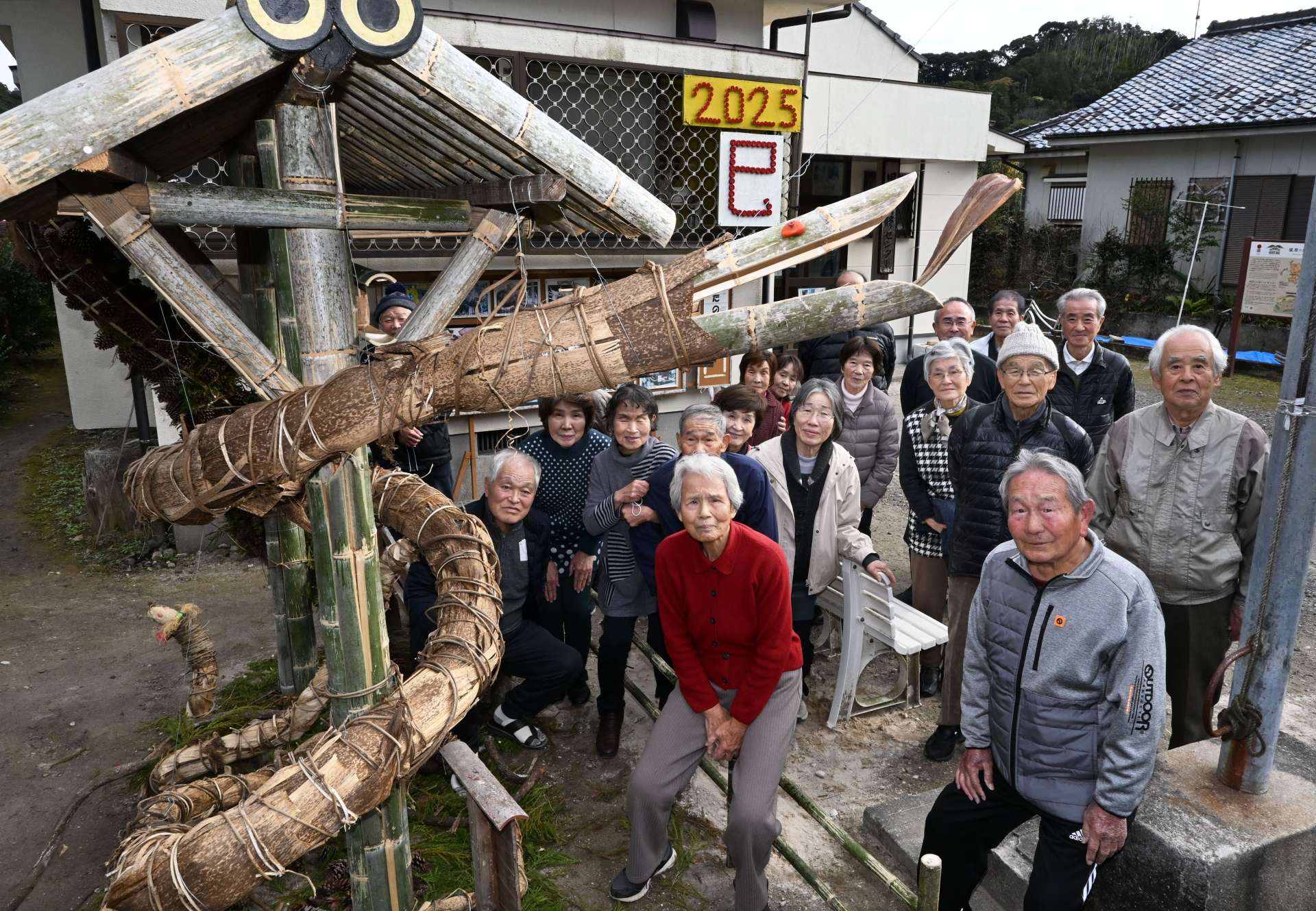 ヘビのオブジェを作った住民たち＝鹿児島市喜入町