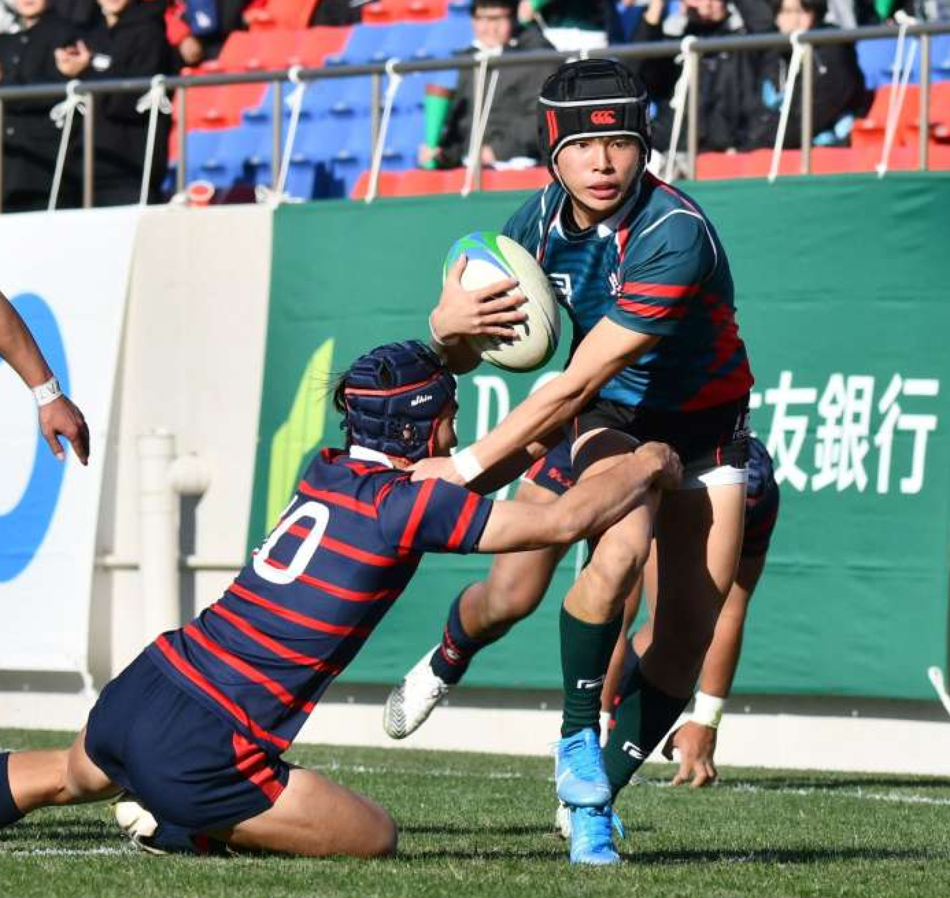 後半２０分、鹿実・谷河がタックルをかわして抜け出しトライを決める＝花園ラグビー場