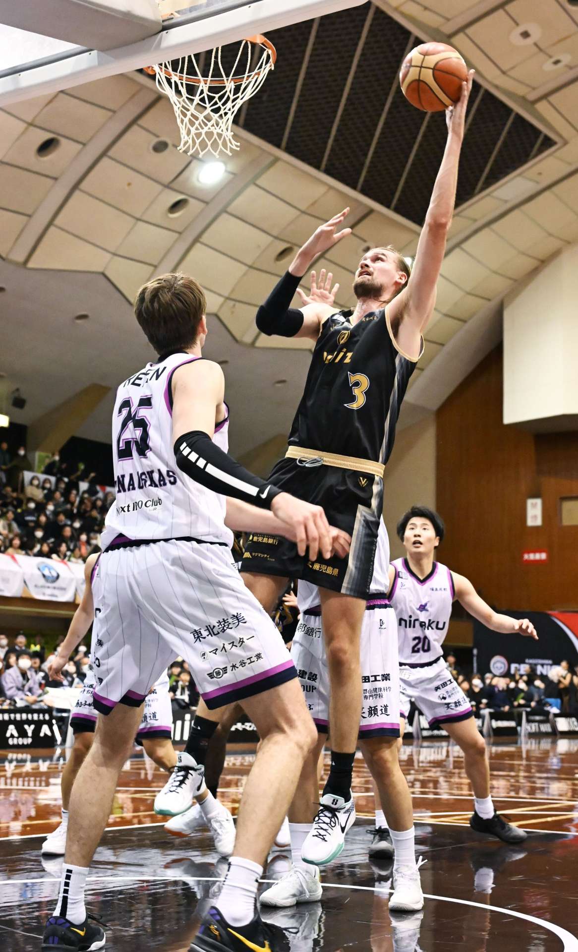 第２クオーター、レブナイズのハームスがシュートを決める＝県体育館