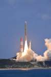 〈資料写真〉「だいち４号」を載せ上昇するＨ３ロケット３号機＝南種子町の種子島宇宙センター