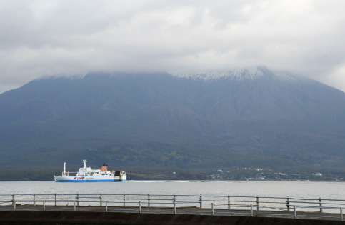 山頂付近が冠雪した桜島＝２８日午前１０時５９分、鹿児島市与次郎１丁目