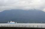 山頂付近が冠雪した桜島＝２８日午前１０時５９分、鹿児島市与次郎１丁目