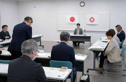 桜島フェリーの深夜運航見直しを提言した市船舶事業経営審議会＝２７日、鹿児島市の桜島港フェリーターミナル