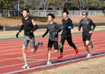 積極的に走り込む出水チームの選手たち＝出水市のマルマエスタジアム出水