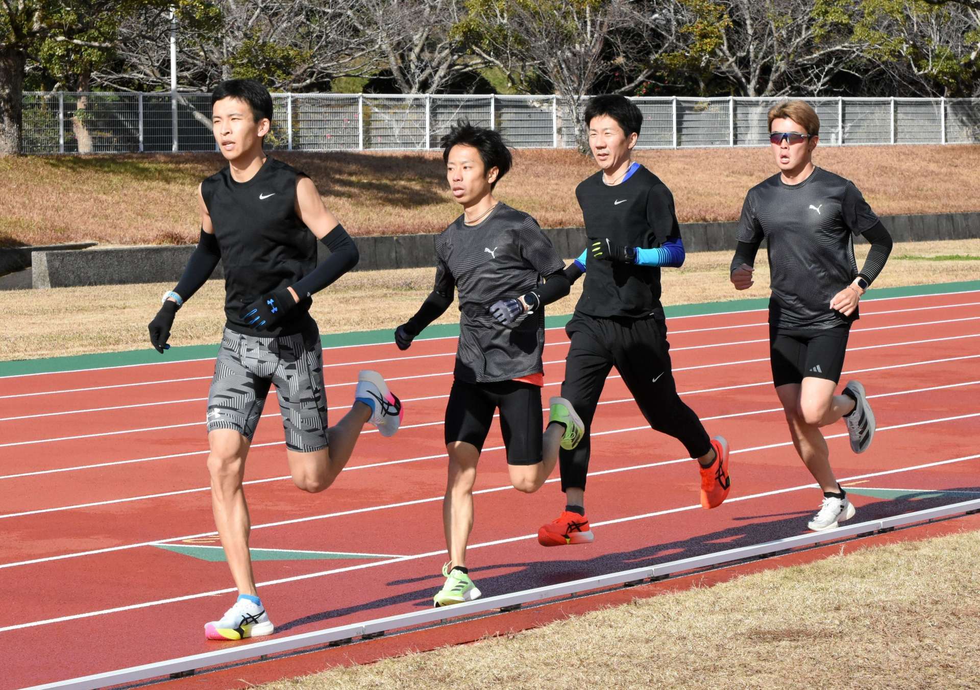 積極的に走り込む出水チームの選手たち＝出水市のマルマエスタジアム出水