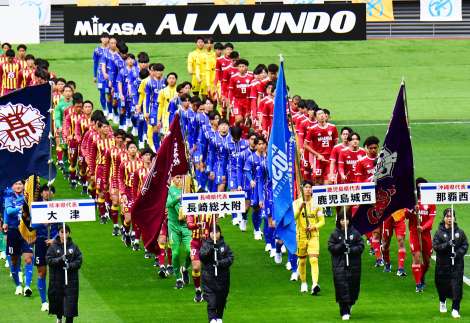 全国高校サッカー選手権の開会式に臨む鹿児島城西の選手たち＝２８日、東京都の国立競技場