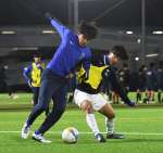 試合形式の練習で調整する鹿城西の選手＝ＪＦＡ夢フィールド