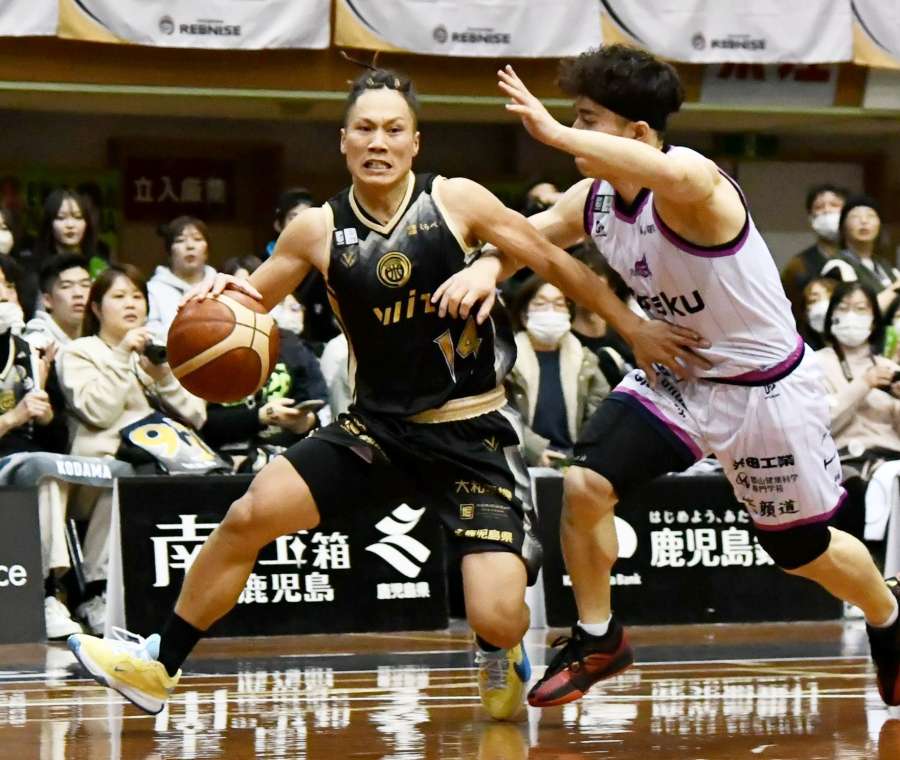 ドリブルで攻め上がるレブナイズの兒玉＝県体育館
