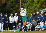 ショットの手本を見せる勝みなみ＝鹿児島高牧ＣＣ