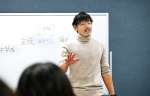 〈別カット〉講演する松井大輔さん＝２７日、鹿児島市国際交流センター