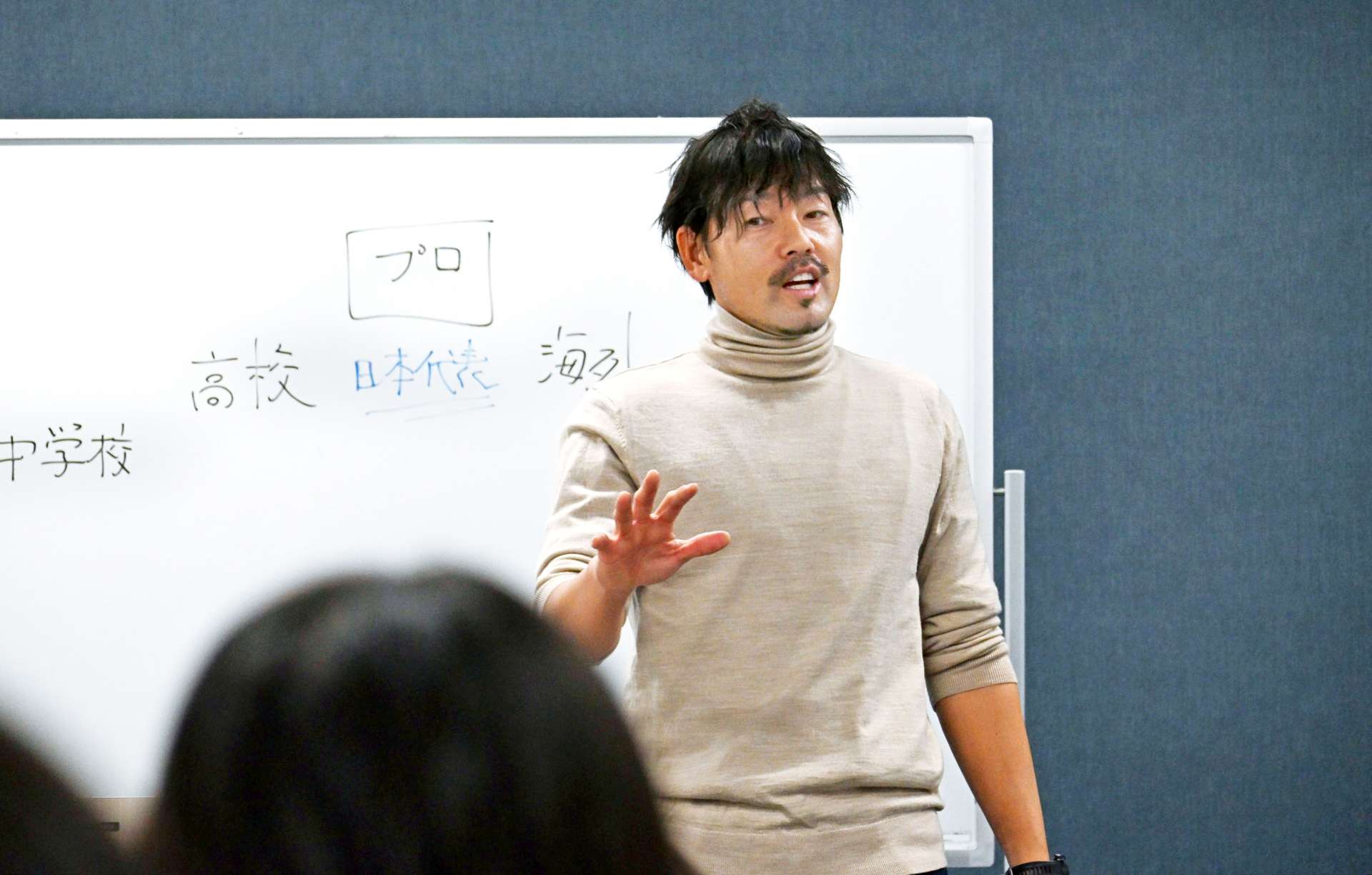 〈別カット〉講演する松井大輔さん＝２７日、鹿児島市国際交流センター