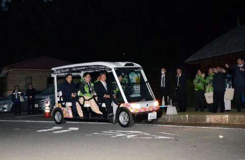 関係者を乗せた「グリーンスローモビリティ」＝天城町当部