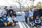 銘板を取り付けた乙房小学校６年生＝都城市乙房町