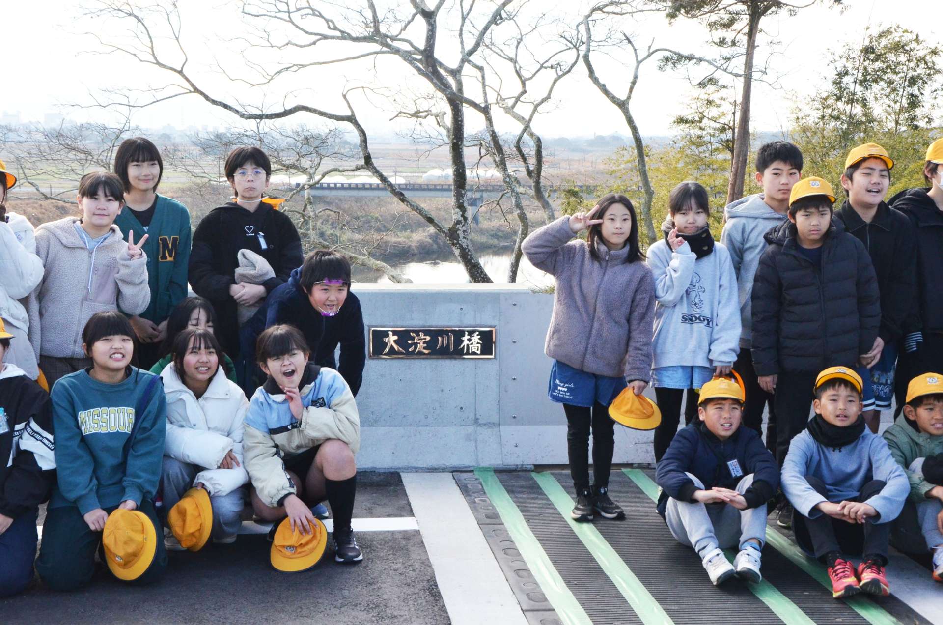 銘板を取り付けた乙房小学校６年生＝都城市乙房町