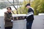 「大淀川橋」の銘板を取り付ける乙房小学校６年生＝都城市乙房町