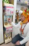 ジャンカちゃんグッズのガチャガチャもつくった荒武見希さん＝宮崎県三股町の町物産館よかもんや
