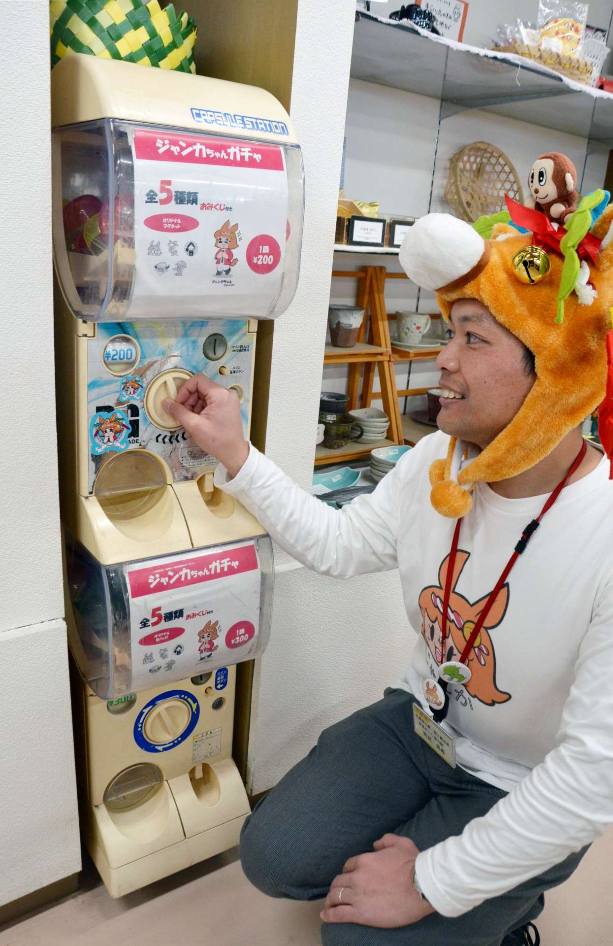 ジャンカちゃんグッズのガチャガチャもつくった荒武見希さん＝宮崎県三股町の町物産館よかもんや